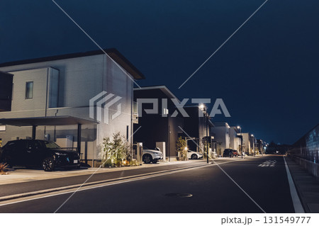 夜の住宅街に並ぶモダンな一戸建て住宅と街灯の風景, 夜の住宅街に並ぶモダンな一戸建て住宅と街灯の風景, 131549777