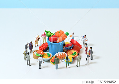 sdgs  食品ロス 捨てられた食品を見つめる人々 131549852