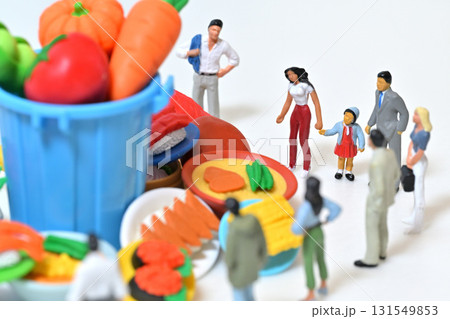 sdgs  食品ロス 捨てられた食品を見つめる人々 131549853