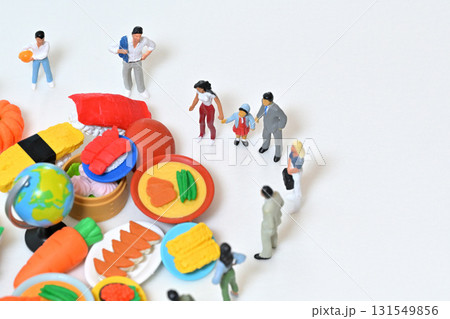 sdgs  食品ロス 捨てられた食品を見つめる人々 131549856