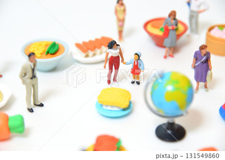 sdgs 食品ロス 捨てられた食品を見つめる人々 sdgs 食品ロス 捨てられた食品を見つめる人々 131549860