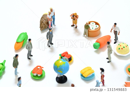 sdgs  食品ロス 捨てられた食品を見つめる人々 131549883