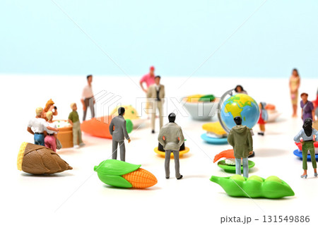 sdgs 食品ロス 捨てられた食品を見つめる人々 sdgs 食品ロス 捨てられた食品を見つめる人々 131549886