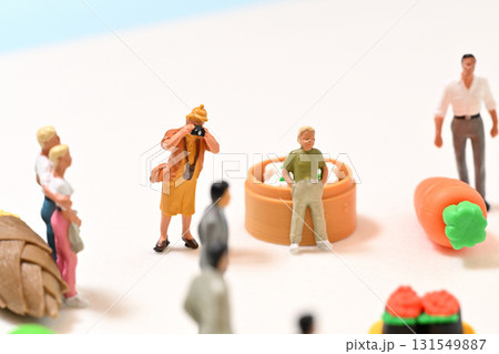 sdgs  食品ロス 捨てられた食品を見つめる人々 131549887