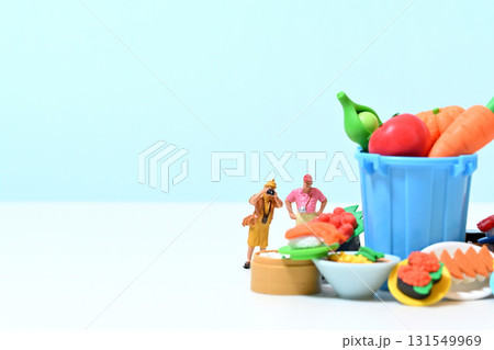 sdgs 食品ロス 捨てられた食品を撮影する人々 sdgs 食品ロス 捨てられた食品を撮影する人々 131549969
