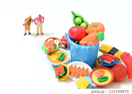 sdgs  食品ロス 捨てられた食品を撮影する人々 131549970