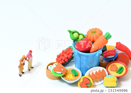 sdgs  食品ロス 捨てられた食品を撮影する人々 131549996