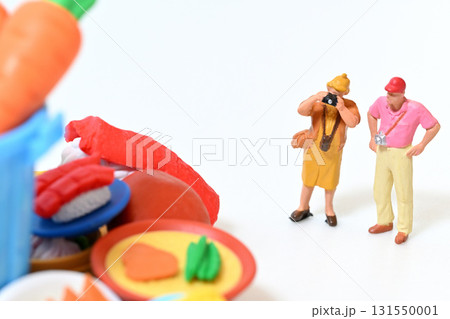 sdgs  食品ロス 捨てられた食品を撮影する人々 131550001