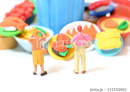 sdgs  食品ロス 捨てられた食品を撮影する人々 131550002