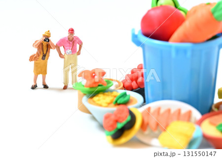 sdgs 食品ロス 捨てられた食品を撮影する人々 sdgs 食品ロス 捨てられた食品を撮影する人々 131550147