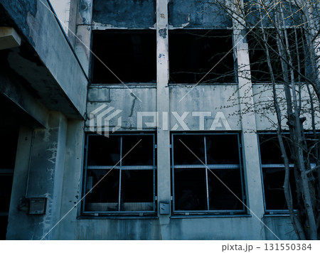 窓が壊れた暗い廃校舎 131550384