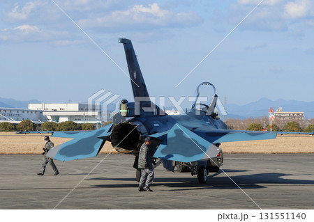 牽引される航空自衛隊F-2戦闘機 131551140