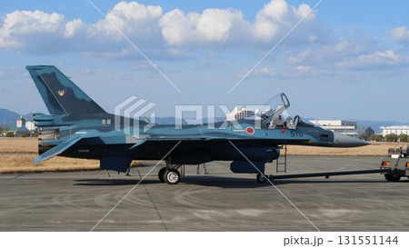 牽引される航空自衛隊F-2戦闘機 131551144