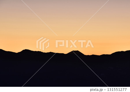 駒ヶ岳千畳敷より望む、日の出前の南アルプスの山並み 131551277