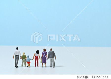 手をつなぐ仲の良い3世代家族イメージ 手をつなぐ仲の良い3世代家族イメージ 131551333