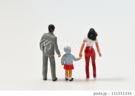 手をつなぐ仲の良い家族イメージ 131551334