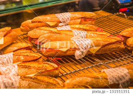 バルセロナ、市場、バル、生ハム、サンドイッチ、真夏、スペイン 131551351