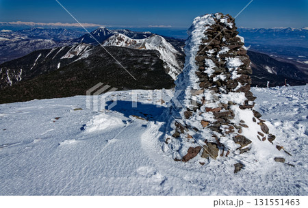 冬の八ヶ岳連峰・硫黄岳山頂から見る天狗岳・蓼科山と白馬連峰 冬の八ヶ岳連峰・硫黄岳山頂から見る天狗岳・蓼科山と白馬連峰 131551463
