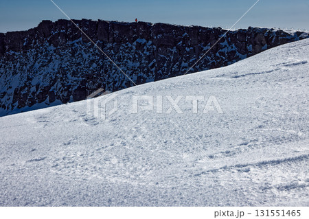 冬の八ヶ岳連峰・硫黄岳山頂を行く登山者 冬の八ヶ岳連峰・硫黄岳山頂を行く登山者 131551465