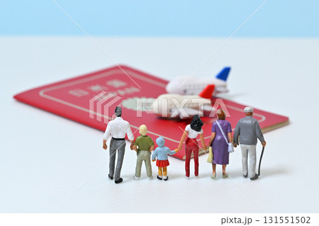 手をつなぐ仲の良い3世代家族旅行イメージ 131551502