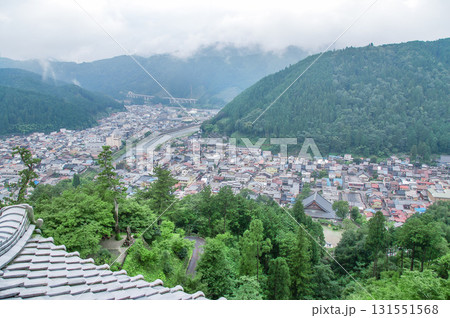 岐阜・郡上八幡城から望む郡上市の街並みと山河、城郭から一望する歴史ある城下町のパノラマ景観 岐阜・郡上八幡城から望む郡上市の街並みと山河、城郭から一望する歴史ある城下町のパノラマ景観 131551568