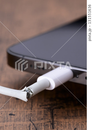 断線したスマホの充電ケーブル 131551636