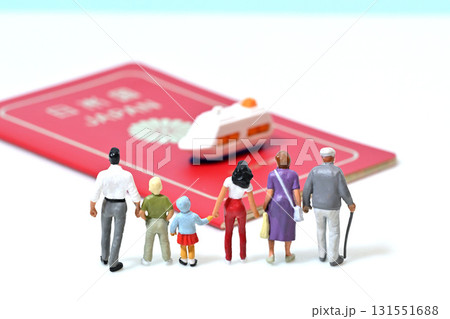 手をつなぐ仲の良い3世代家族旅行イメージ 131551688