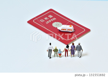 手をつなぐ仲の良い3世代家族旅行イメージ 131551692