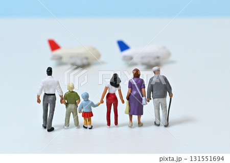 手をつなぐ仲の良い3世代家族旅行イメージ 131551694