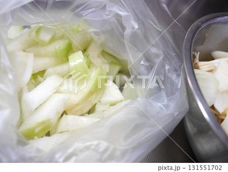 玉ねぎの下ごしらえ 玉ねぎの下ごしらえ 131551702