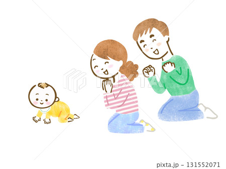 ハイハイする子供を見て喜ぶ両親の手描きイラスト 131552071