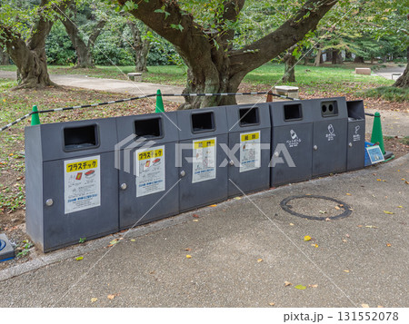 公園に置かれた分別ゴミ箱 公園に置かれた分別ゴミ箱 131552078