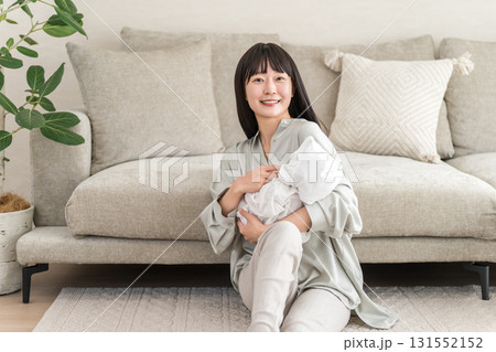 赤ちゃんを抱っこする若いアジア人女性（母親,ママ,育児,子育て,出産） 131552152
