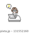 ドット絵のパソコンの前でひらめく白衣を着た女性 131552160