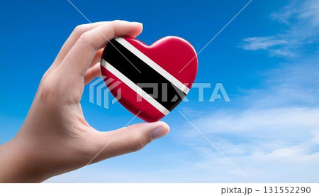 手で持っているトリニダード・トバゴの国旗のハートと青空 手で持っているトリニダード・トバゴの国旗のハートと青空 131552290