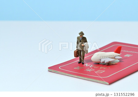 ビジネスマンと飛行機 131552296