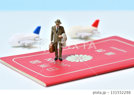 ビジネスマンと飛行機 ビジネスマンと飛行機 131552298