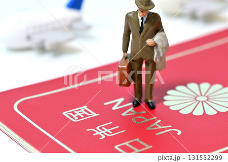 ビジネスマンと飛行機 ビジネスマンと飛行機 131552299