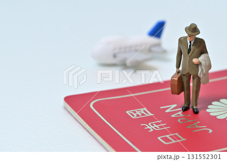 ビジネスマンと飛行機 131552301