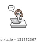 ドット絵のパソコンの前で無言になる白衣を着た女性 131552367