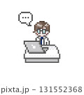 ドット絵のパソコンの前で無言になる白衣を着た男性 131552368