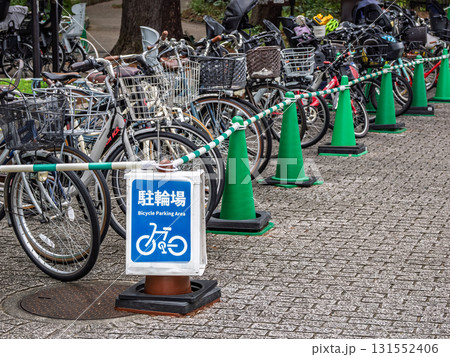 駐輪スペースを示す看板と自転車 駐輪スペースを示す看板と自転車 131552406