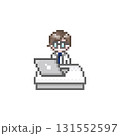 ドット絵のパソコンと白衣を着た男性 131552597