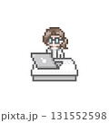 ドット絵のパソコンと白衣を着た女性 131552598