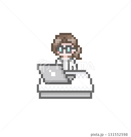 ドット絵のパソコンと白衣を着た女性 ドット絵のパソコンと白衣を着た女性 131552598