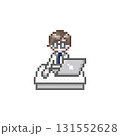 ドット絵のパソコン作業をする白衣を着た男性 131552628