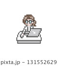 ドット絵のパソコン作業をする白衣を着た女性 131552629