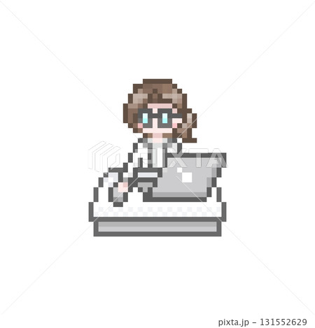 ドット絵のパソコン作業をする白衣を着た女性 131552629
