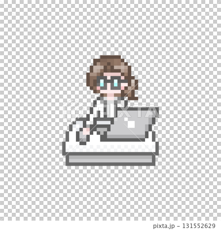ドット絵のパソコン作業をする白衣を着た女性 131552629
