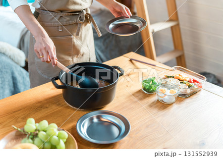 コテージ・バンガローで食事の準備,料理をする母親・ママ・主婦(スープカレー) コテージ・バンガローで食事の準備,料理をする母親・ママ・主婦(スープカレー) 131552939